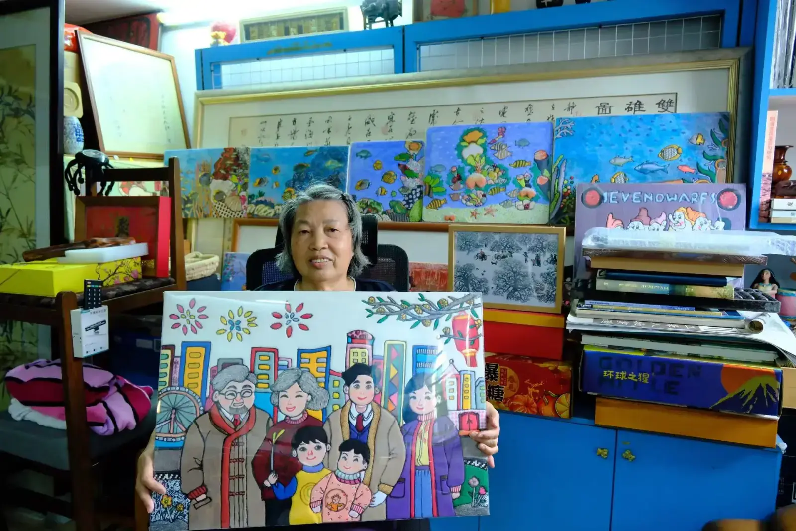 Grandma Luo teaching cloth mosaic